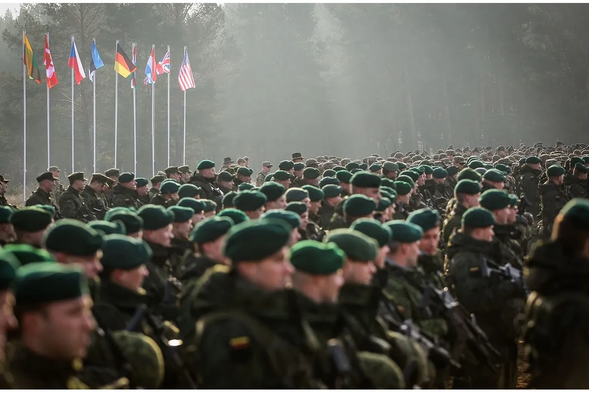 НАТО може розмістити до 300 тисяч військових на кордоні з рф, – Politico