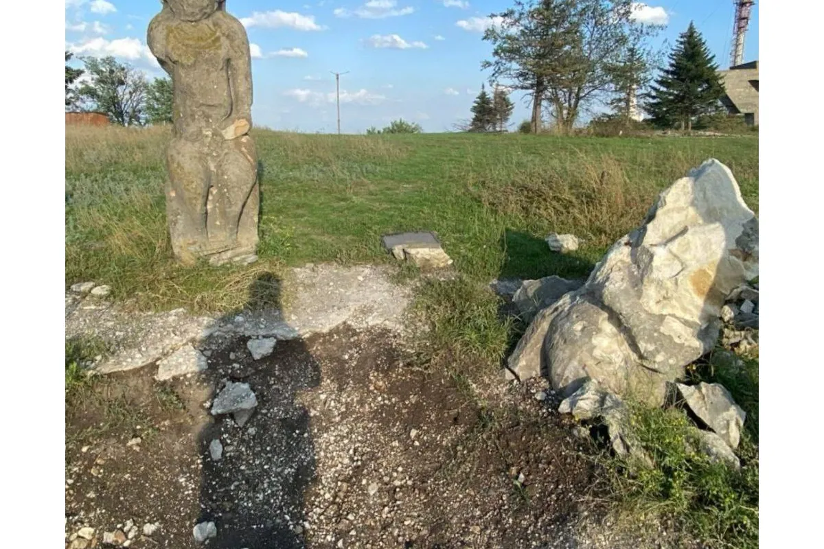росія розбила кам'яні половецькі баби на горі Кременець недалеко від Ізюму