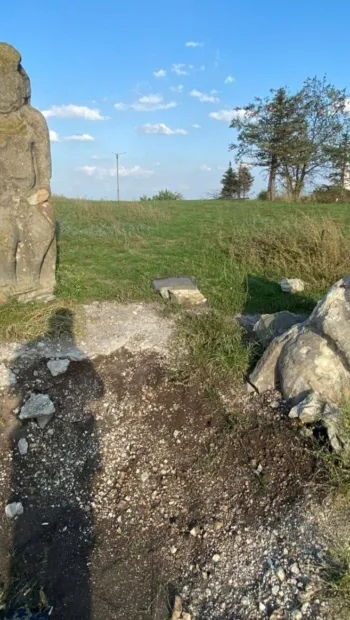​росія розбила кам'яні половецькі баби на горі Кременець недалеко від Ізюму