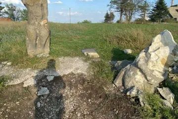 ​росія розбила кам'яні половецькі баби на горі Кременець недалеко від Ізюму