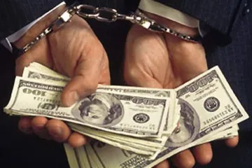 ​Столичні правоохоронці затримали поліцейського на одержанні 2 тис доларів США хабара