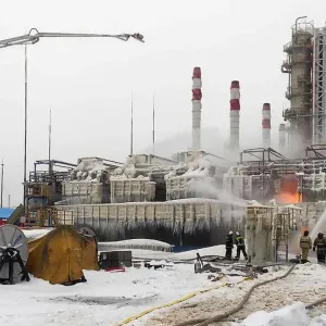 ​Нафтопереробні заводи Російської Федерації, які постраждали від атак дронів, зменшили обсяги переробки нафти, а деякі з них досі не відновили свою роботу, повідомляє агентство Bloomberg