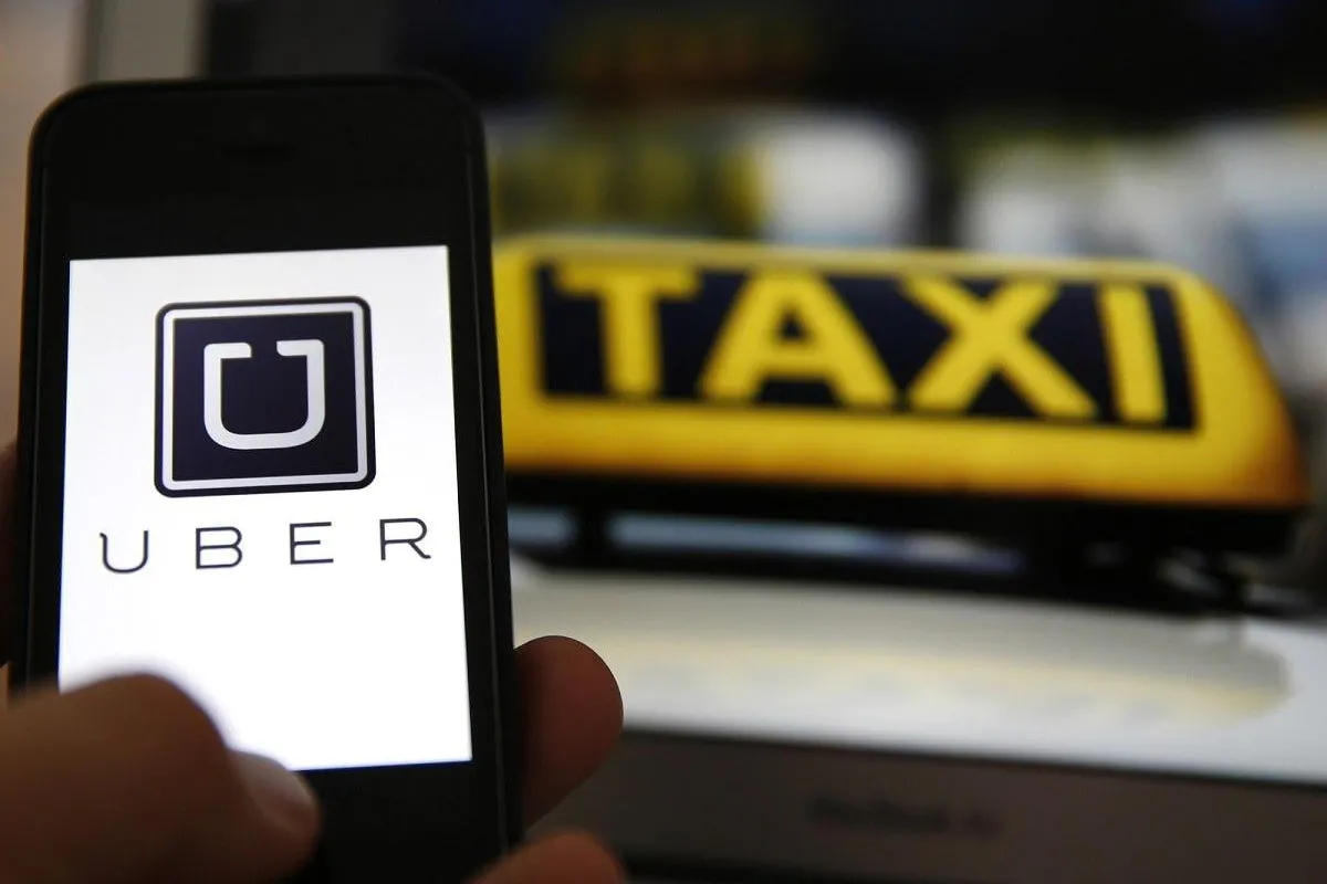 Служби таксі Bolt і Uber будуть безкоштовно перевозити мед працівників Києва на роботу і додому, про це розповів Віталій Кличко під час брифінгу 20 березня.