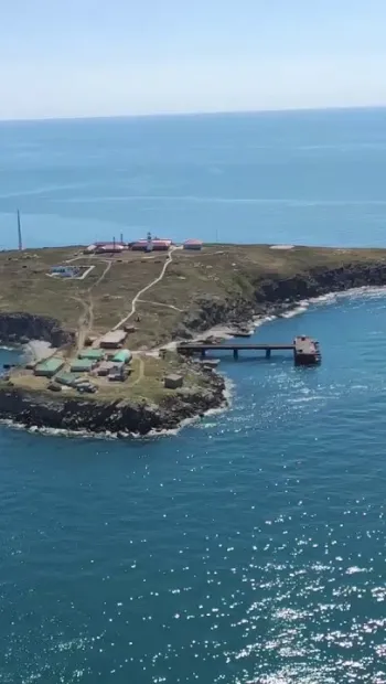 ​ЗМІ: На острові Зміїний чули десятки вибухів, раніше росіяни звозили туди техніку