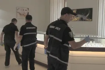 ​На Хмельниччині поліцейські оперативно затримали зловмисника, який пограбував ювелірний магазин