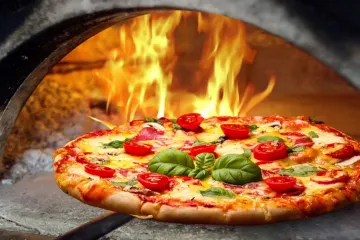 ​Доставка піци Дніпро: Колорит Італії у шматочку піци