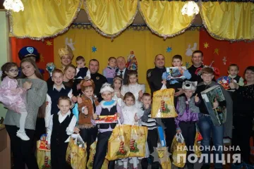 ​Свято Миколая поліцейські Луганщини провели разом з дітлахами