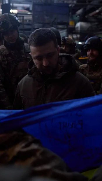 ​Захисники Бахмута передали Зеленському український прапор для Конгресу США