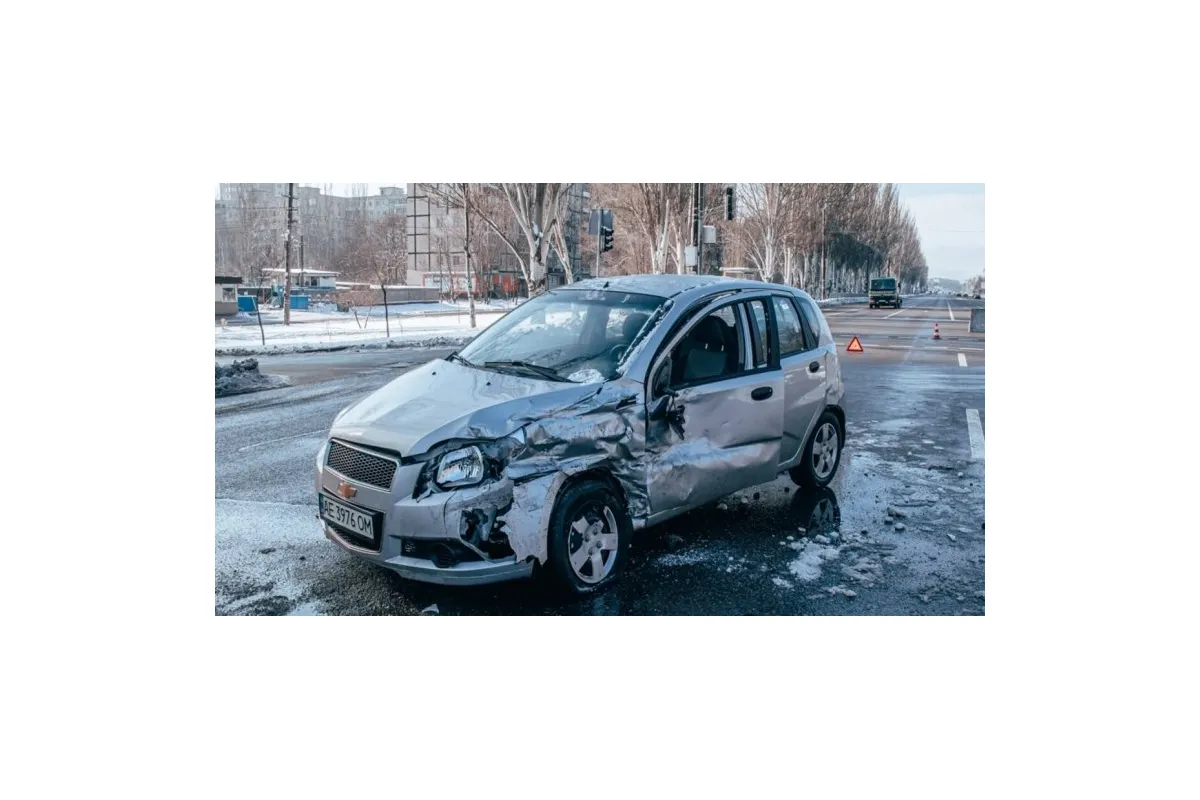 Аварія на Набережній: два легкових автомобілі зіштовхнулись посеред дороги!