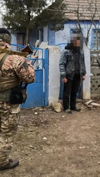 ​СБУ затримала на Херсонщині зрадника, який «здавав» рашистам українських патріотів і тримав у себе арсенал російської зброї
