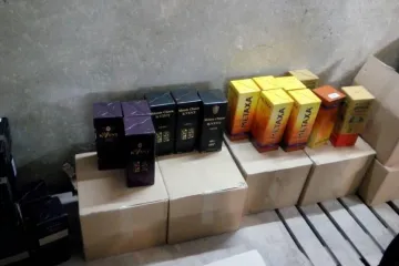 ​На Вінниччині прокуратура повідомила про підозру учасникам організованої злочинної групи, які займались реалізацією фальсифікованих алкогольних напоїв під виглядом торгових марок відомих світових брендів