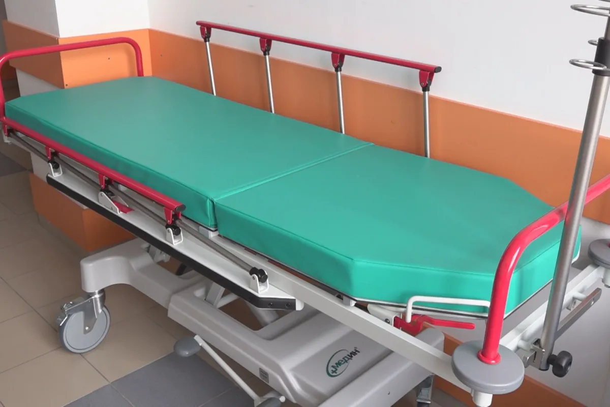 Благодійники подарували дитячій лікарні ліжко для транспортування хворих