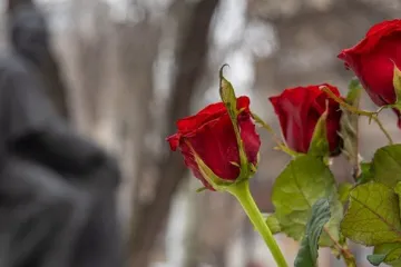 ​Червоні троянди як символ пам’яті та єдності: сьогодні поклали квіти до пам’ятника Шевченка у Дніпрі на честь Дня соборності!