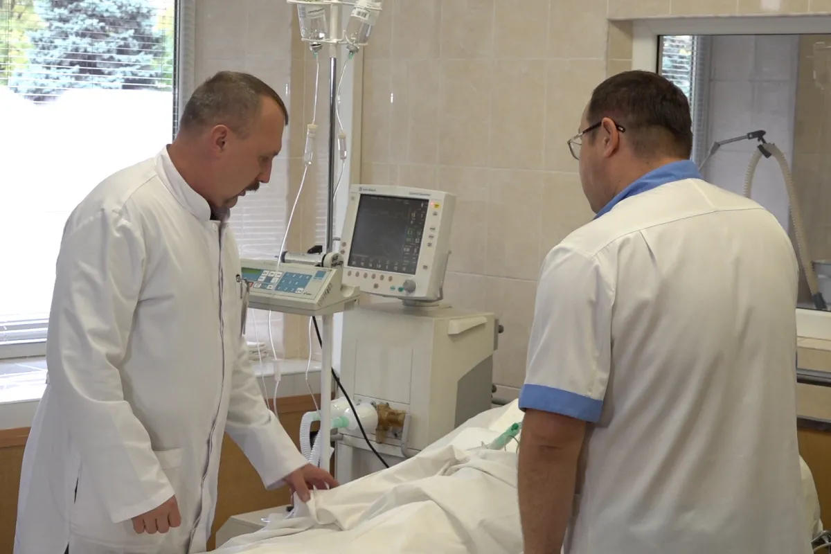 Життя пораненого бійця рятують у лікарні імені Мечникова