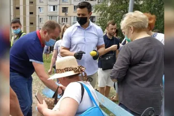 ​Люди не оценили «щедрость»: в сети обсуждают визит Тищенко с лимонами на место взрыва в Киеве 
