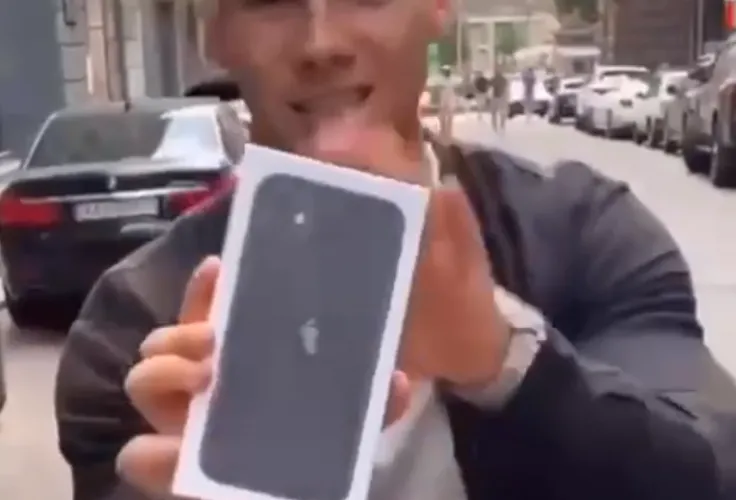 В Киеве тиктокер подарил ребенку на камеру Iphone 11, а потом вырвал его из рук. ВИДЕО