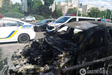 ​В центре Киева средь бела дня сгорели два авто: владельцы говорят об угрозах и "давлении"