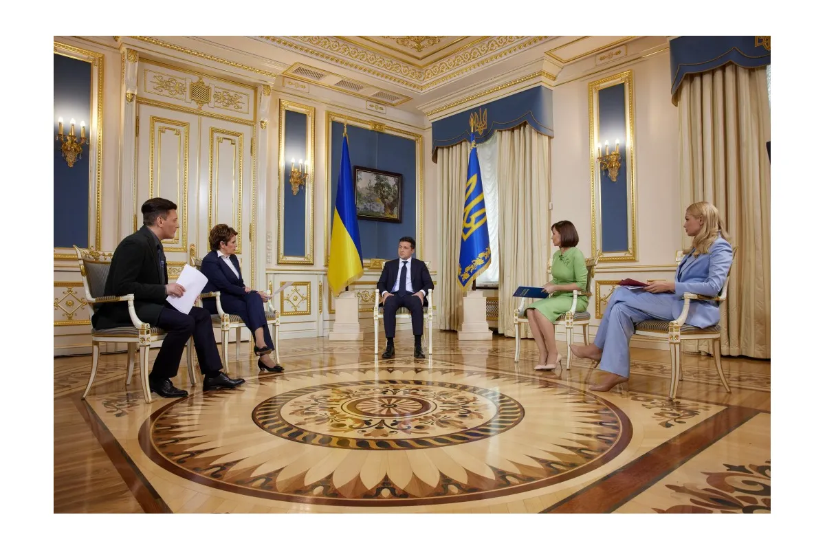 Глава государства в интервью украинским телеканалам рассказал о возможности введения жесткого карантина, обеспечении медиков и украинской вакцине