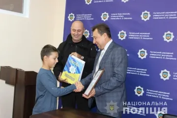 ​Луганські поліцейські нагородили юних переможців фотоконкурсу