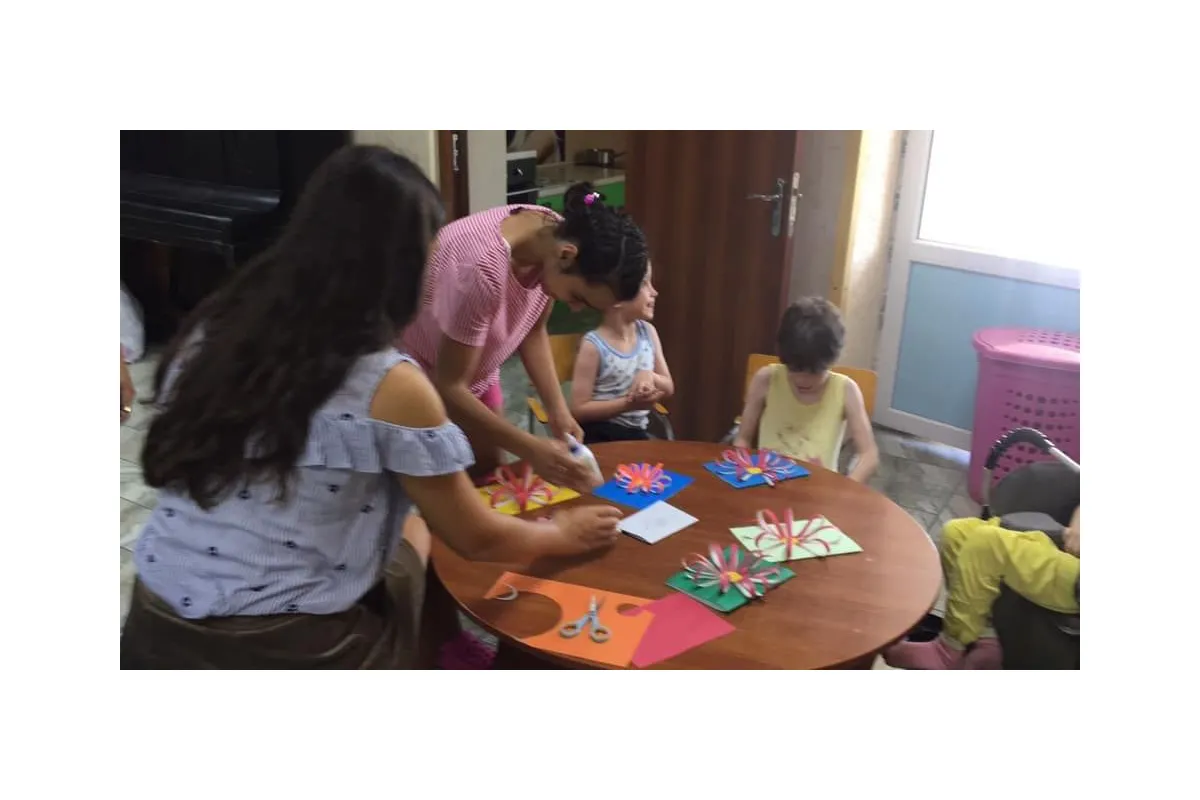 Петровский Александр Владимирович: Тренинг по изготовлению праздничных открыток для учеников Днепровского детского дома