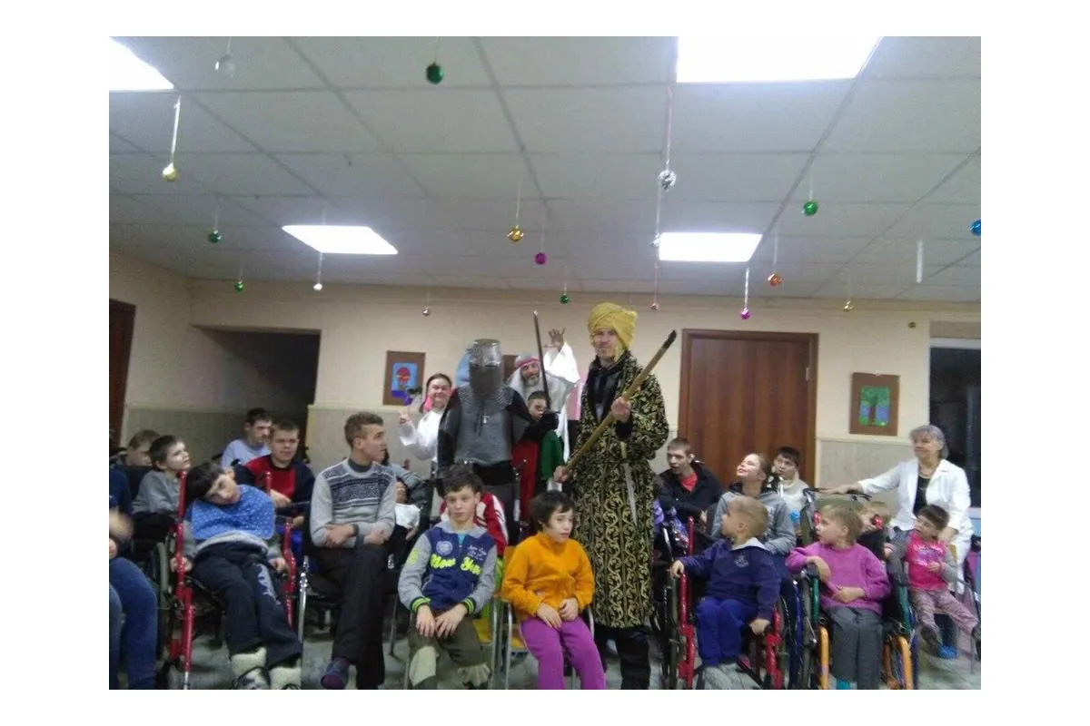 Петровский Александр Владимирович: В форме представления волонтеры рассказали воспитанникам детского дома об истории Украины  