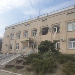 ​Внаслідок сьогоднішнього артобстрілу частково зруйнована адміністративна будівля Бериславської РДА на Херсонщині
