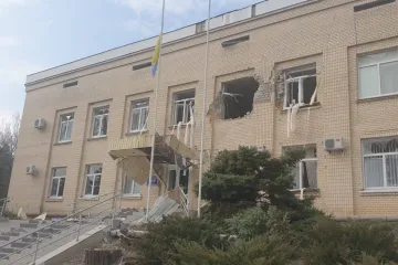 ​Внаслідок сьогоднішнього артобстрілу частково зруйнована адміністративна будівля Бериславської РДА на Херсонщині