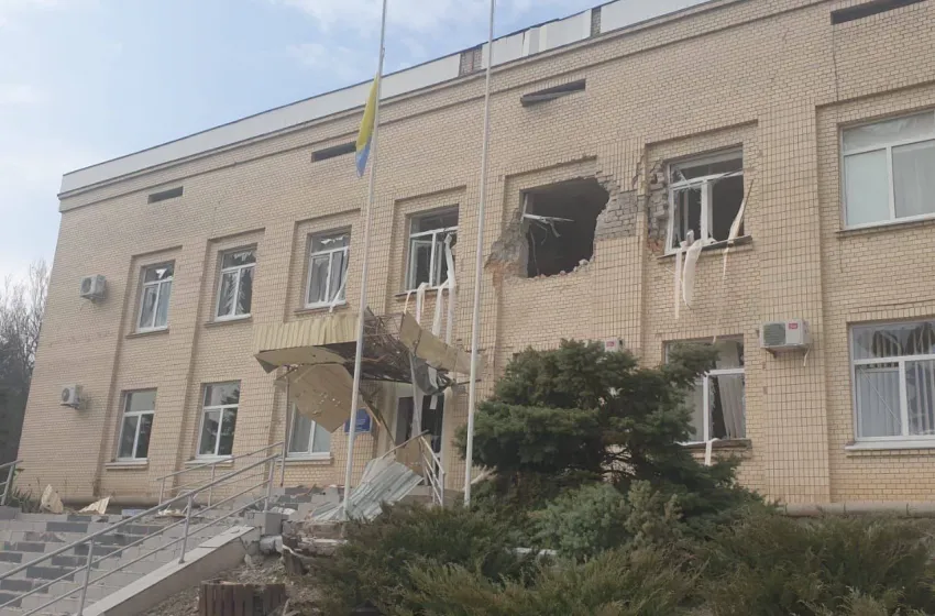 Внаслідок сьогоднішнього артобстрілу частково зруйнована адміністративна будівля Бериславської РДА на Херсонщині