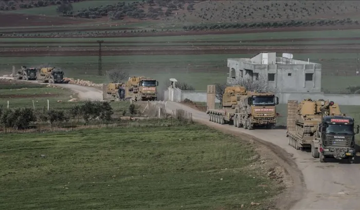 Туреччина перекинула в Сирію 150 вантажівок з БТР, танками і САУ