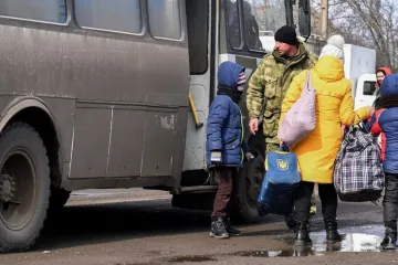 ​Російське вторгнення в Україну : Звертаюся до наших цивільних, які чекають на евакуацію з Маріуполя