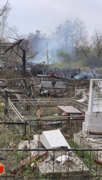 ​Російське вторгнення в Україну : Під час сьогоднішнього обстрілу Одеси ракети також влучили в один з міських цвинтарів. 