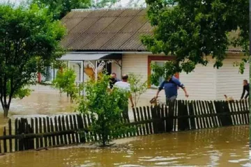 ​На Прикарпатье и Буковине началась массовая эвакуация из-за стихийного бедствия 