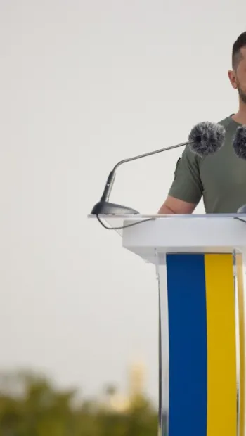 ​Ми ніколи не визнаємо чужих кольорів на своїй землі й завжди готові захистити синьо-жовтий стяг – Президент України