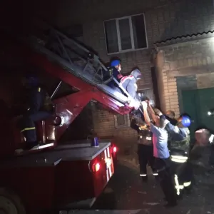​На місці руйнування багатоквартирного житлового будинку у м. Торецьк рятувальниками врятовано 19 людей, з них 2 дітей