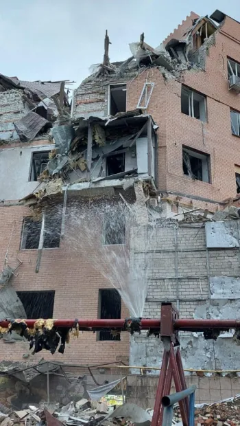​Окупанти вночі обстріляли Миколаїв ракетами типу С-300 – одна з них влучила у 5-поверховий житловий будинок