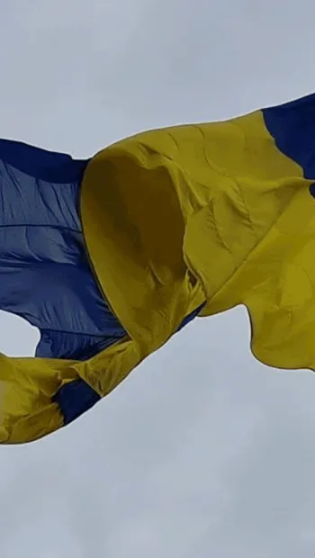 ​Найбільший прапор України пошкоджено
