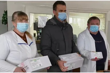 ​В Черкассах чиновники устроили фотосессию с вакциной CoviShield, которую нужно хранить при температуре до +8