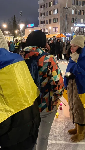​У Фінляндії в центрі міста Йоенсуу відбулася акція «Свічка миру» до роковин повномасштабного вторгнення РФ в Україну