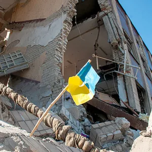 ​Ворог нищить українську символіку та обстрілює міста. Як минула ніч у найгарячіших точках України