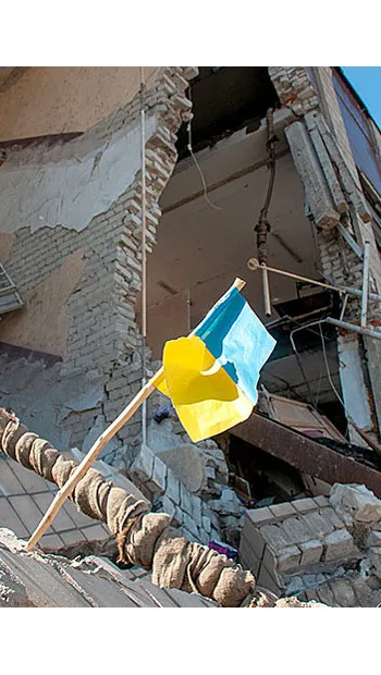 ​Ворог нищить українську символіку та обстрілює міста. Як минула ніч у найгарячіших точках України