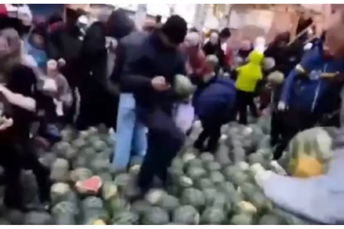 У російському Іжевську росіяни побилися через херсонські кавуни (відео)