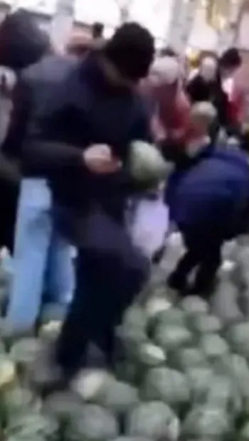 ​У російському Іжевську росіяни побилися через херсонські кавуни (відео)