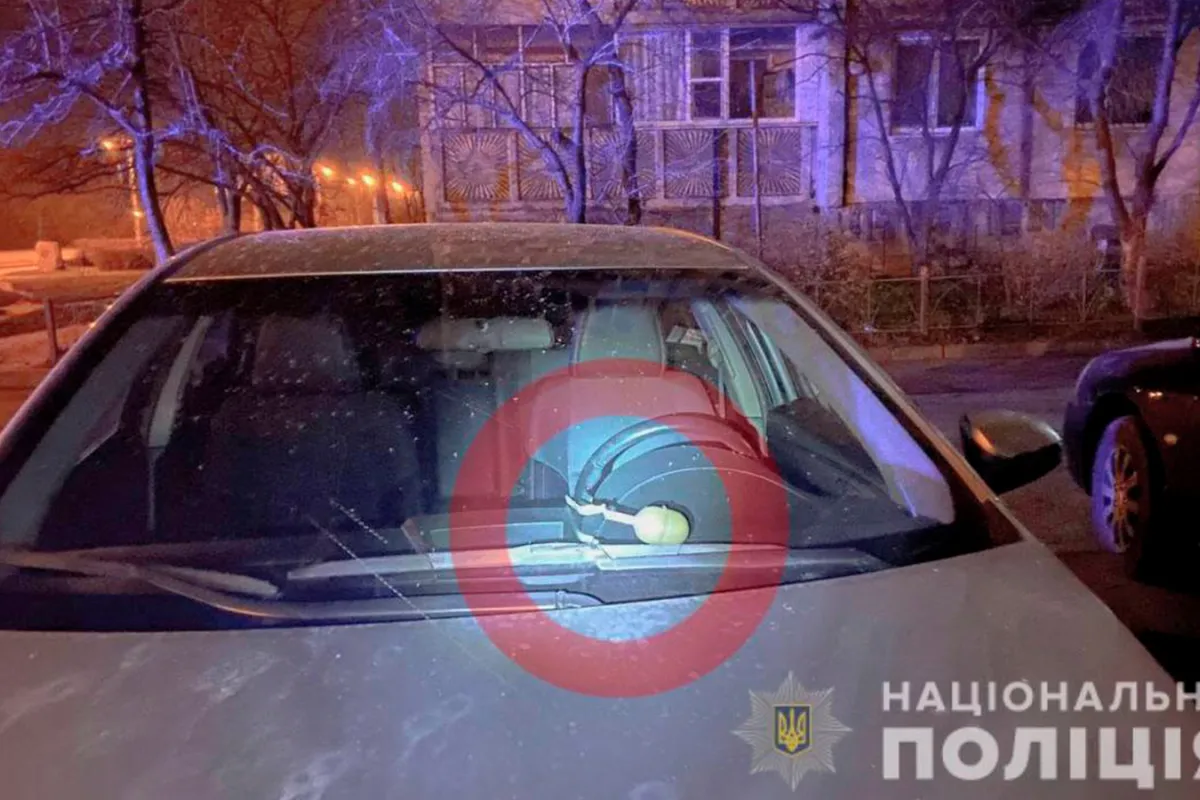 Кременчужанка знайшла «гранату» на капоті власного автомобіля