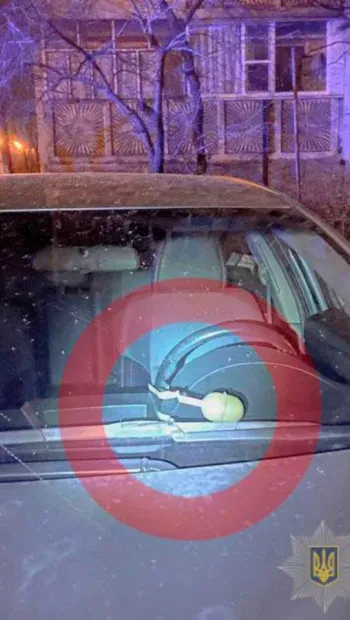 ​Кременчужанка знайшла «гранату» на капоті власного автомобіля
