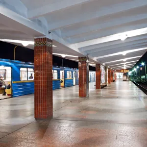 ​Київ. Рух поїздів червоною лінією відбувається від станції «Академмістечко» до станції «Дарниця»