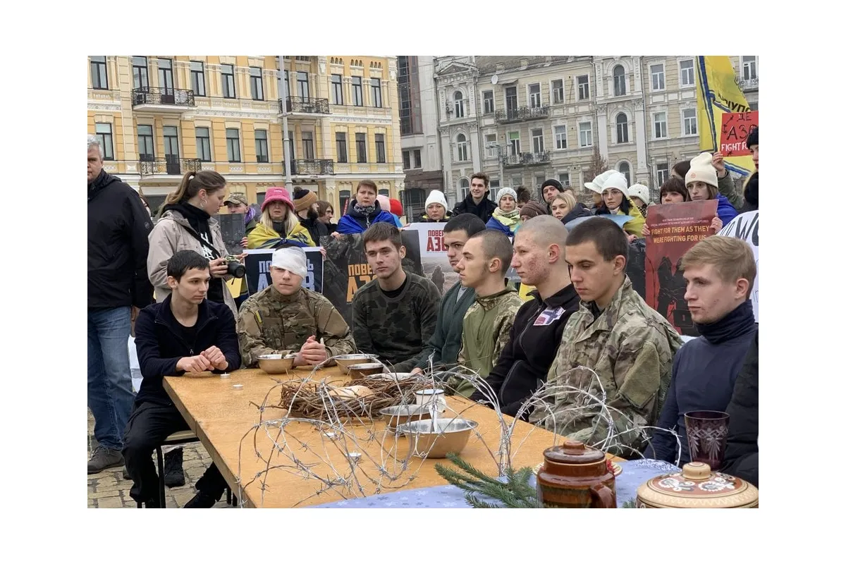 На Софійській площі у Києві провели перформанс, на підтримку полонених бійців полку "Азов"