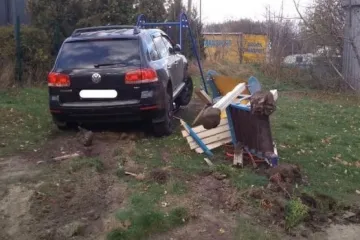 ​Аварія на Дніпровщині: чоловік помер за кермом, через що автівка влетіла в дитячий майданчик