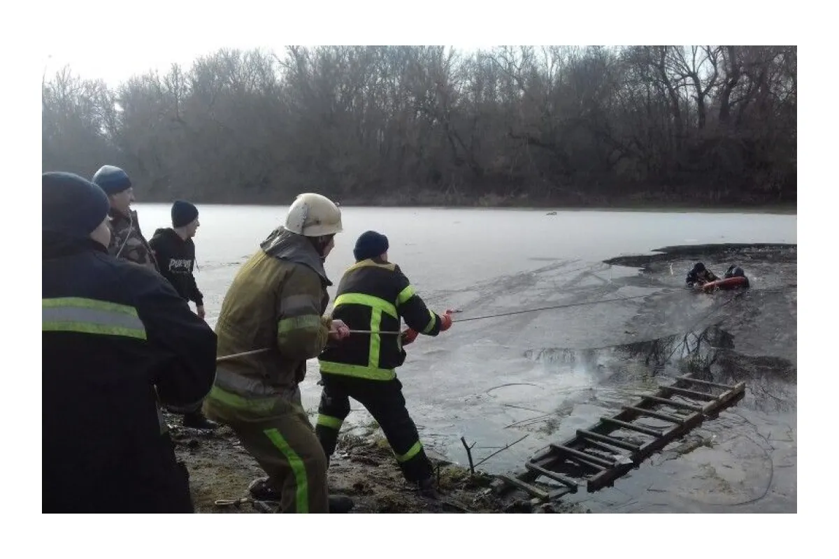 “Не виходьте на лід!” – з такими словами рятувальники звертаються до мешканців Дніпра