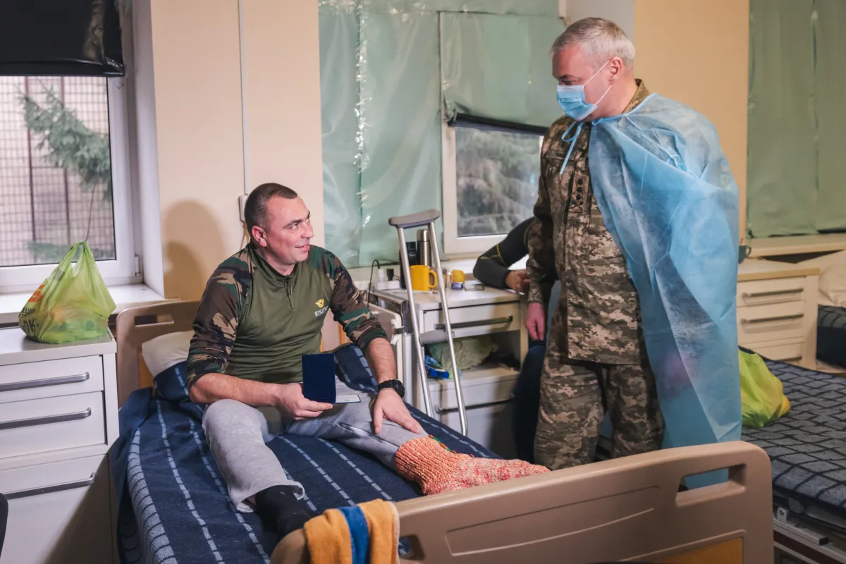 Командувач Об’єднаних Сил Збройних Сил України генерал-лейтенант Сергій Наєв відвідав один з військових госпіталів Київської області.