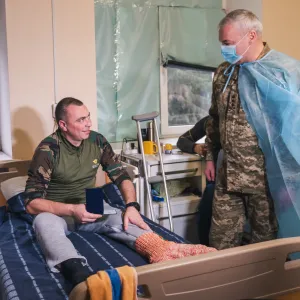 ​Командувач Об’єднаних Сил Збройних Сил України генерал-лейтенант Сергій Наєв відвідав один з військових госпіталів Київської області.